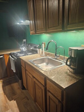 Fridge, oven, stovetop, dishwasher