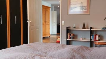 2 Schlafzimmer, individuell eingerichtet, Bügeleisen/Bügelbrett