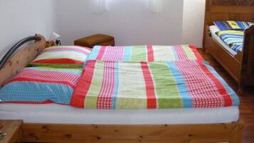 1 kamar tidur dan dilengkapi dengan perabotan berbeda-beda