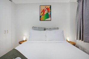 2 bedrooms, iron/ironing board, free WiFi, bed sheets - City Escape Apt with Views, Pool & Gym (Auckland CBD)