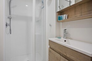 Hair dryer, towels - City Escape Apt with Views, Pool & Gym (Auckland CBD)