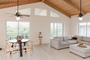 時尚別墅, 運河景觀 | 起居區 | 75-吋智慧型電視、數位頻道、Netflix、串流服務