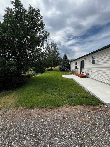 Charming rural setting 2-bedroom house in brilliant Livingston with WiFi and AC.