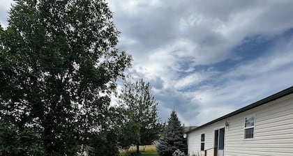 Charming rural setting 2-bedroom house in brilliant Livingston with WiFi and AC.