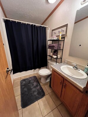 Dusj, hårføner, håndklær og såpe