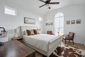 3 slaapkamers, een bureau, een strijkplank/strijkijzer, reisbedje