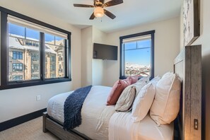 3 室のベッドルーム、デスク、アイロン / アイロン台、WiFi (無料)