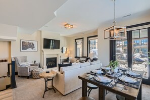 Smart TV, fireplace, stereo