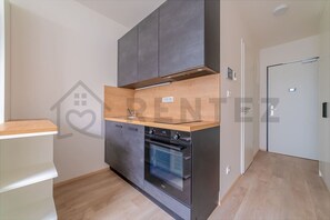 Kylskåp, mikrovågsugn, ugn och spishäll