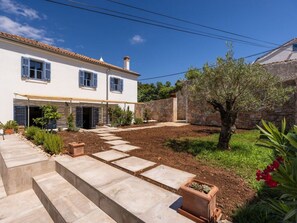 Villa | Exterior - Villa in Veli Losinj With Swimming Pool (Mali Losinj)