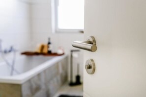 Hårtork, handdukar, tvål och schampo