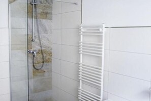 Haartrockner, Handtücher, Seife, Shampoo