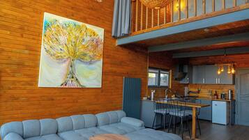 Frigorífic petit, placa de cuina, cafetera exprés i cafetera i tetera