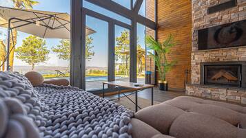 Smart TV 50 polegadas com canais a cabo, lareira, livros