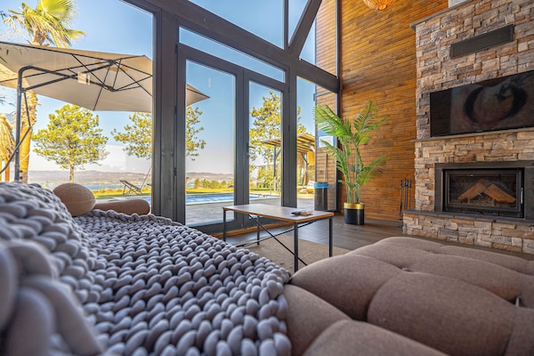 Smart TV, chimenea, libros, piso con calefacción