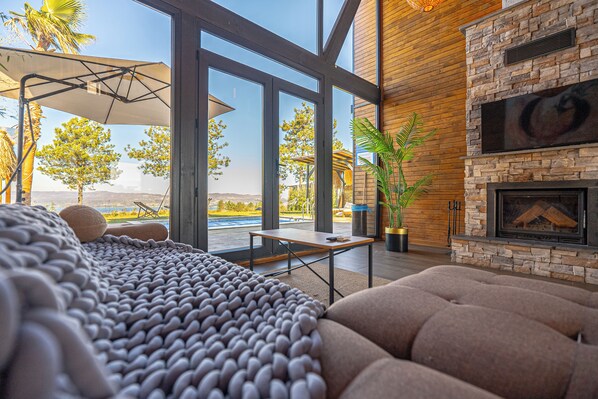 Una Smart TV, una chimenea, libros, suelo radiante