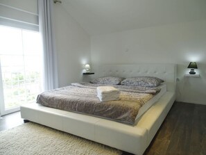 Casa rodante | 5 habitaciones, muebles diferentes y tabla de planchar con plancha 
