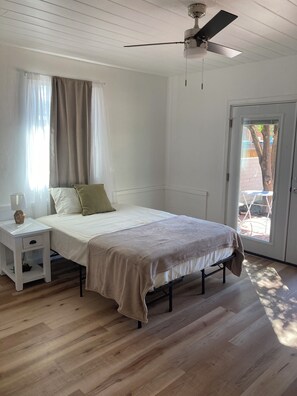 2 多间卧室、办公桌、免费 WiFi、床单