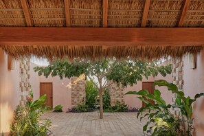 المنطقة المحيطة بالمنشأة