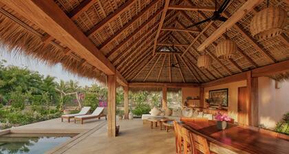 4 bedroom beach house with pool in a quite area - Full service