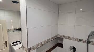 Dusche, Haartrockner, Handtücher, Seife