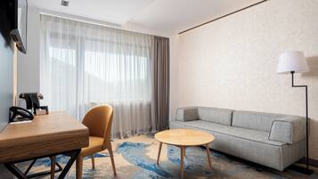 Een minibar, een kluis op de kamer, een bureau, gratis wifi