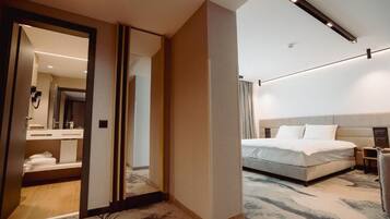 Executive Room, 2 Twin Beds | 1 bedroom, minibar, in-room safe, desk