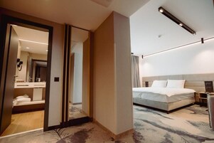 Executive Room, 2 Twin Beds | Minibar, in-room safe, desk, free WiFi