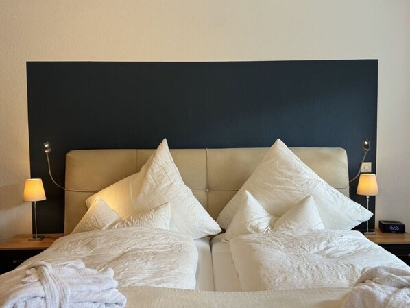 Casa | 1 habitación, muebles diferentes y tabla de planchar con plancha 