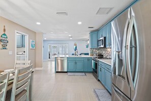 Fridge, microwave, oven, stovetop - 102nd Pinellas Park home w/ screened POOL (Pinellas Park)