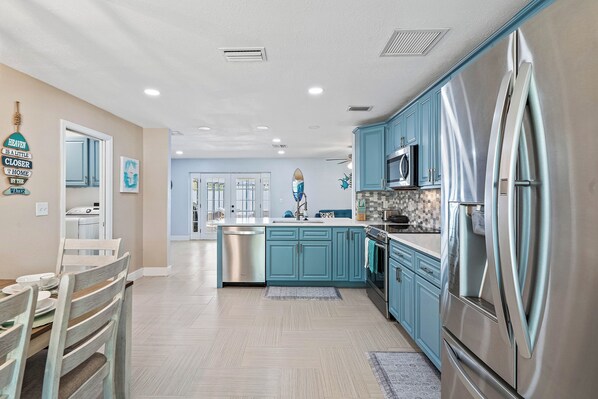 Fridge, microwave, oven, stovetop - 102nd Pinellas Park home w/ screened POOL (Pinellas Park)