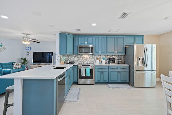 Fridge, microwave, oven, stovetop - 102nd Pinellas Park home w/ screened POOL (Pinellas Park)