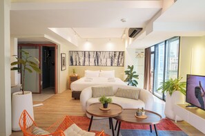 Luksus-værelse til 4 personer - byudsigt | Opholdsområde | 35-tommers tv med digitale kanaler