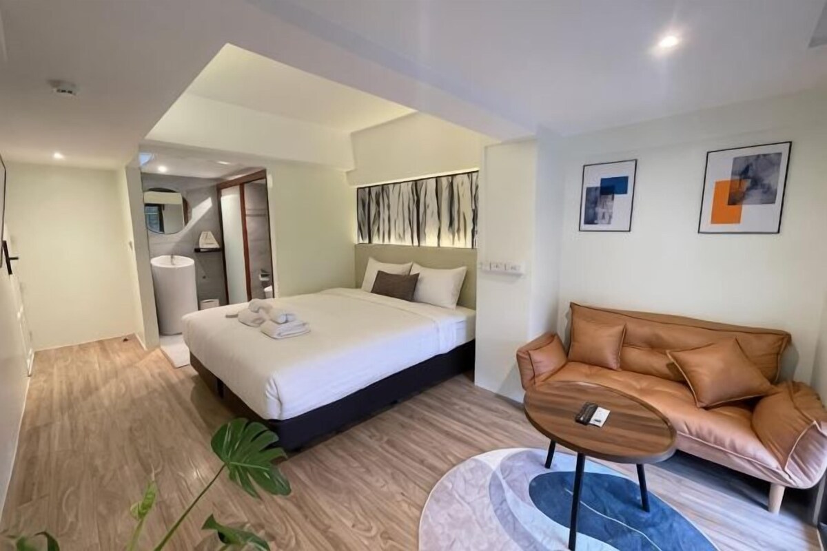 Minibar, soundproofing, WiFi (free), bed sheets