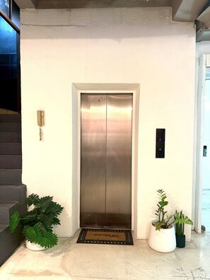 Lift - ZAYN Phrom Phong Hotel - Near Skytrain Phrom Phong Station (Bangkok)