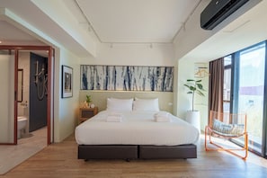 Habitació quàdruple de luxe, vistes a la ciutat | Habitacions insonoritzades, wifi gratuïta i roba de llit