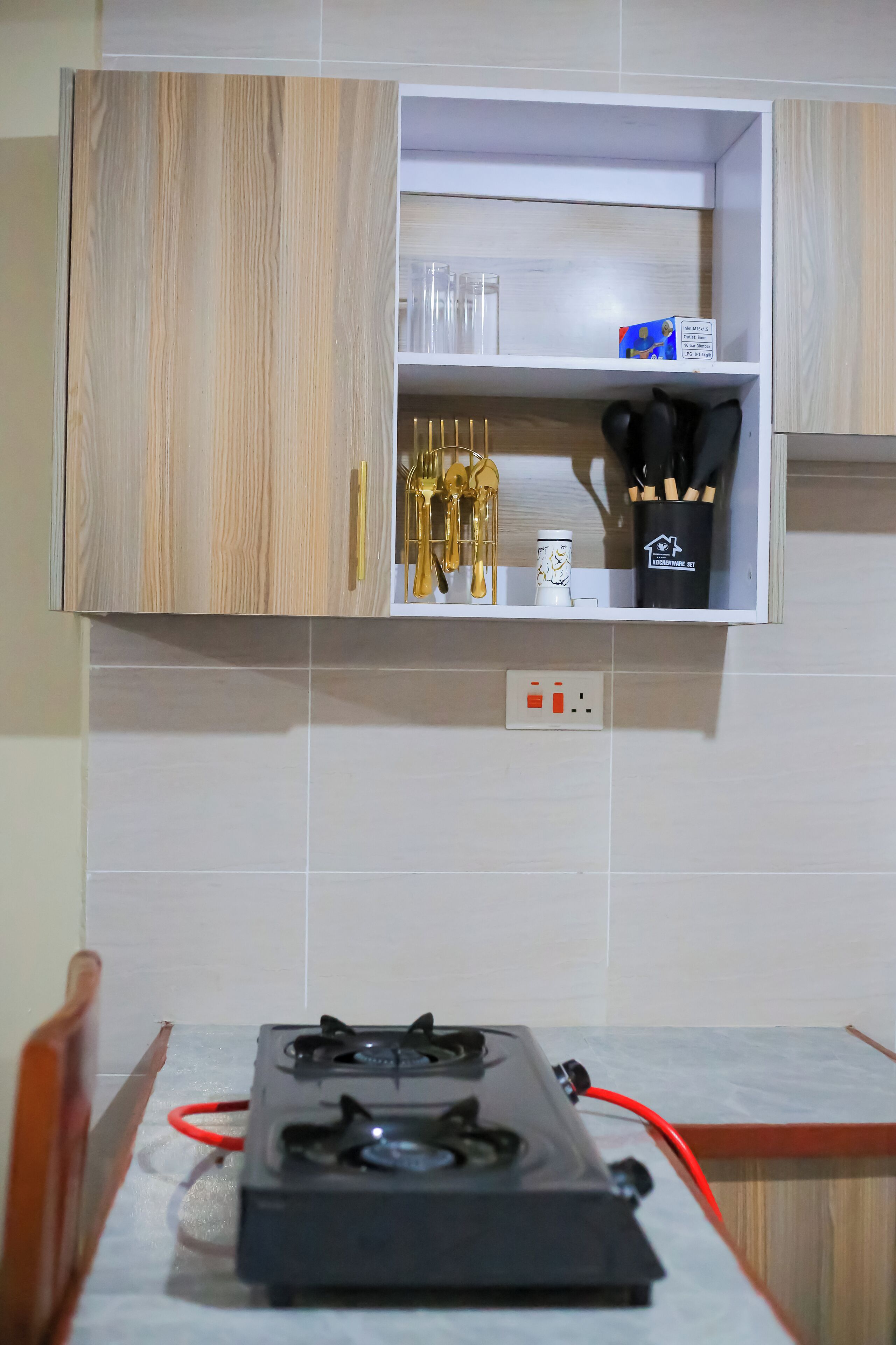 Frigorífico, microondas, placa de cocina y hervidor eléctrico