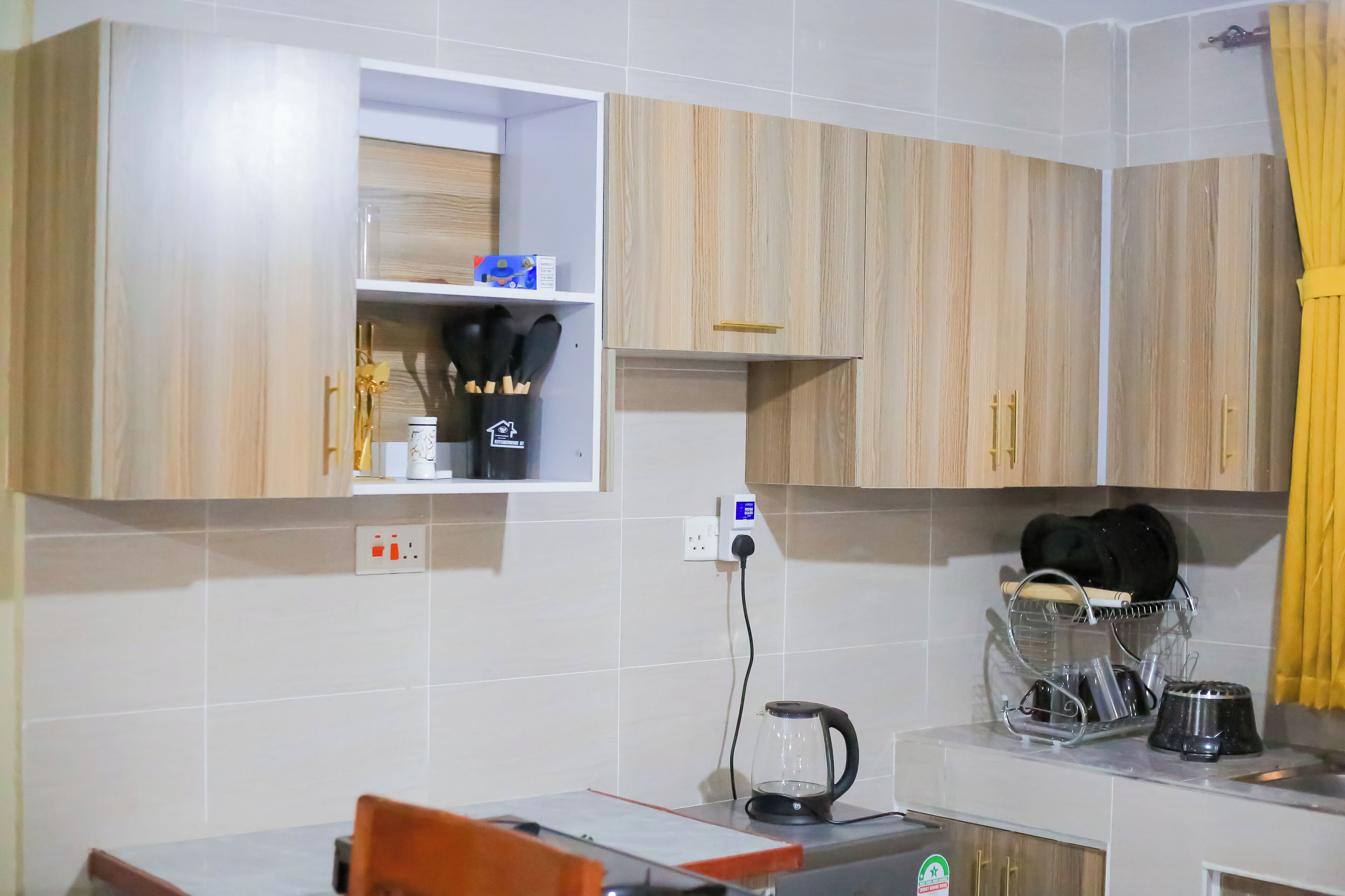 Frigorífico, microondas, placa de cocina y hervidor eléctrico