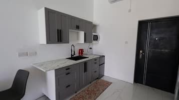 Suite de lujo, patio, vistas a la piscina | Cocina privada | Trona infantil