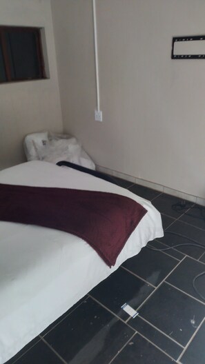 3 عدّة غرف نوم ومكواة/لوح كي وواي فاي وملاءات أسرّة