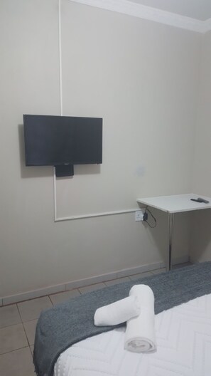 3 habitaciones, tabla de planchar con plancha, wifi y ropa de cama