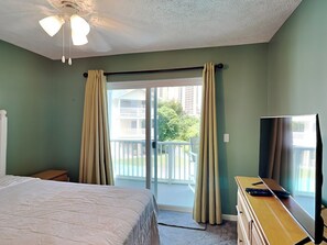 Leilighet, flere senger, balkong (Southwind III #H6 - No Pets Allowed) | 2 soverom, individuelt dekorert og individuelt innredet