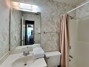 Apartment, Mehrere Betten, Balkon (Southwind III #H6 - No Pets Allowed) | Badezimmer