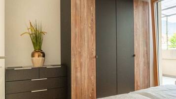 Mobil Karavan | 1 kamar tidur dan dilengkapi dengan perabotan berbeda-beda