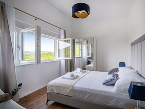 فيلا | 4 عدّة غرف نوم وطراز فريد لكل وحدة ومكواة/لوح كي