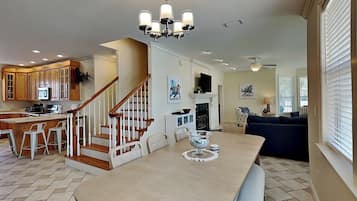 House, Multiple Beds, Patio, Garden View (Corner Castle) | Dining