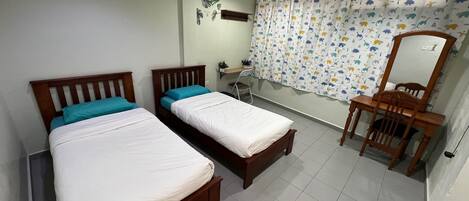 Twin Room, City View | 1 bilik tidur, meja, kalis bunyi, Wi-fi percuma