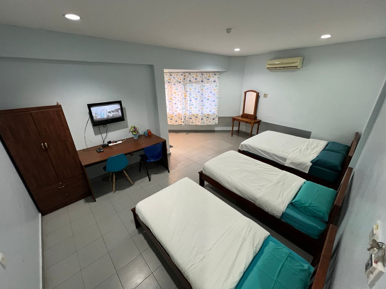 Quadruple Room, City View | Desk, soundproofing, free WiFi