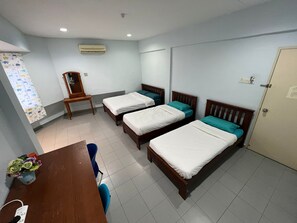 Chambre Quadruple, vue ville | 1 chambre, bureau, chambres insonorisées, Wi-Fi gratuit