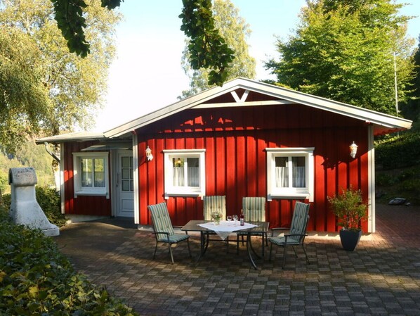 Mobile Home | Outdoor dining - Raven's Nest Comfortable Holiday Residence (Ruethen)